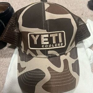 Yeti Coolers Trucker adjustable Mesh Snapback Camouflage Patch cap.  (NWOT)